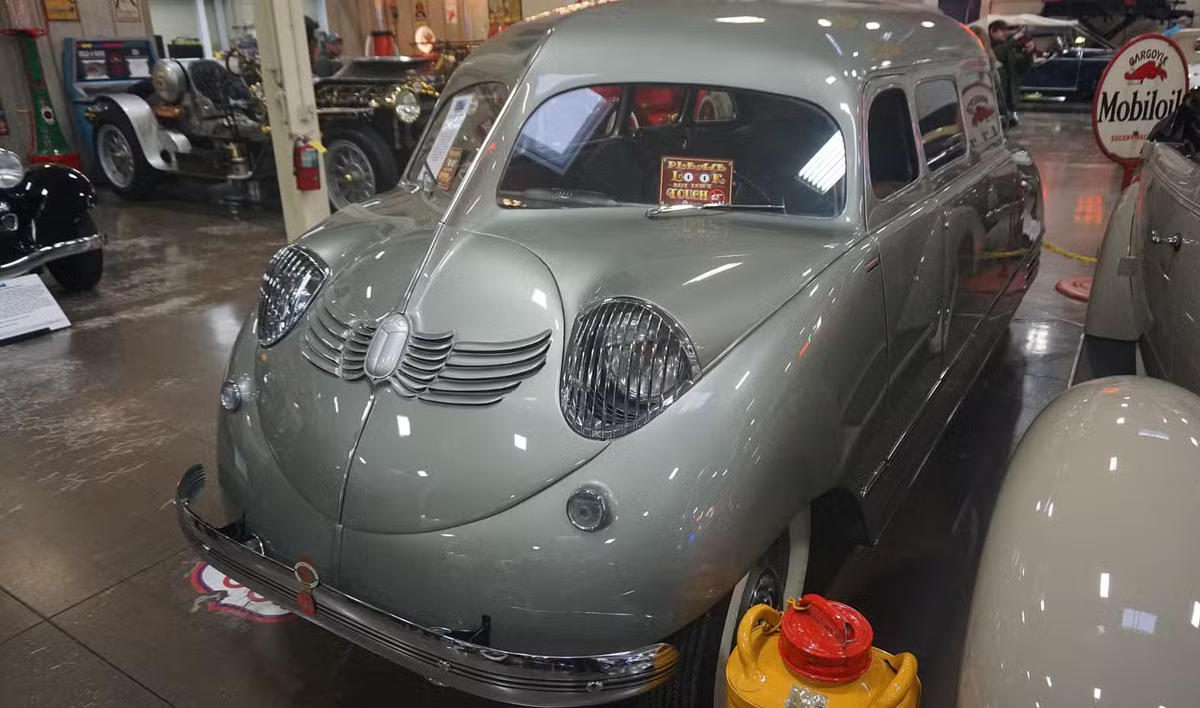 Передняя часть первого в мире минивэна