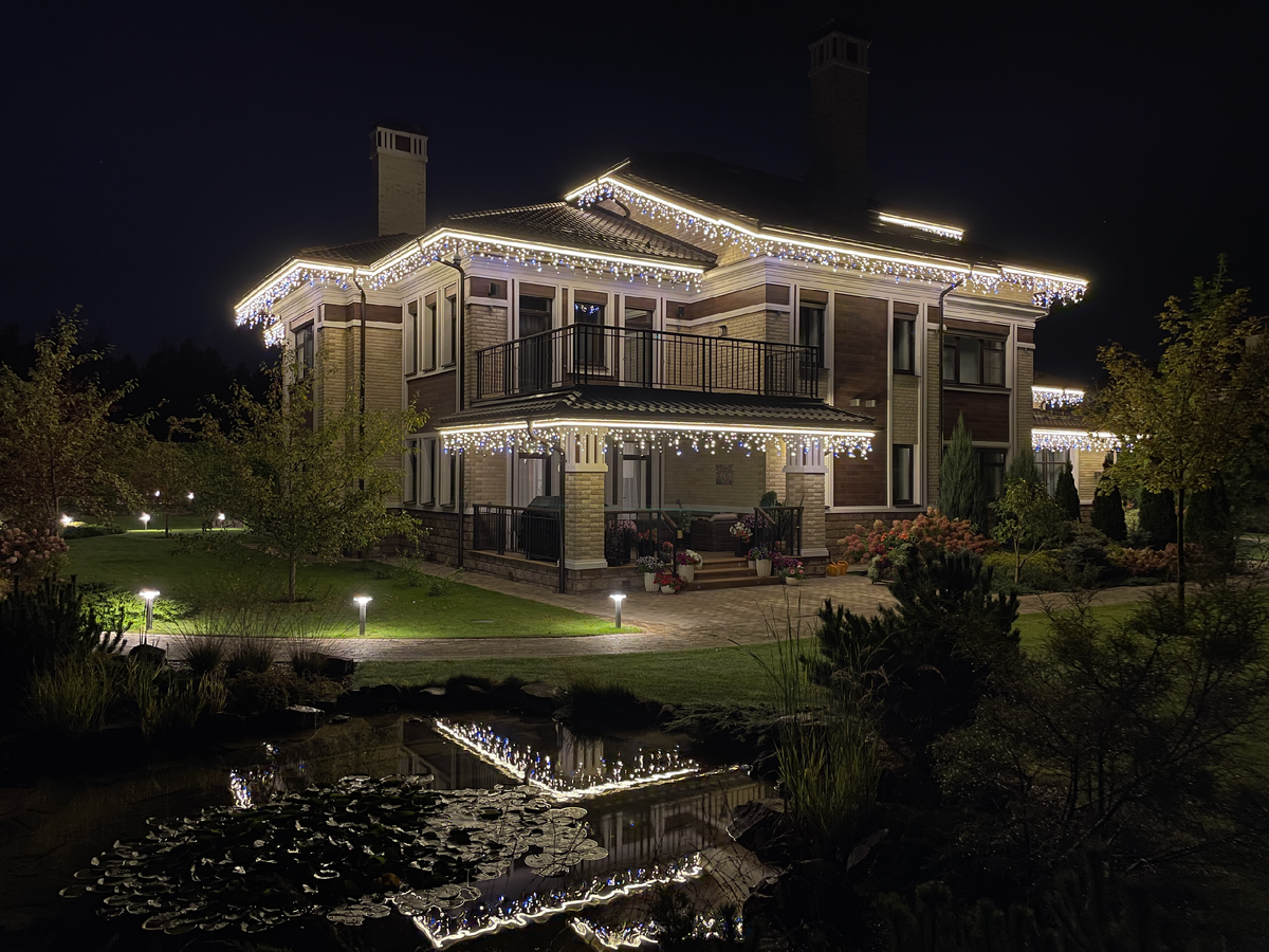 Уличная подсветка загородного дома, новогоднее освещения гирляндами и профессиональной СВЕТОТЕХНИКОЙ для фасада коттеджа и территории в Москве и МО