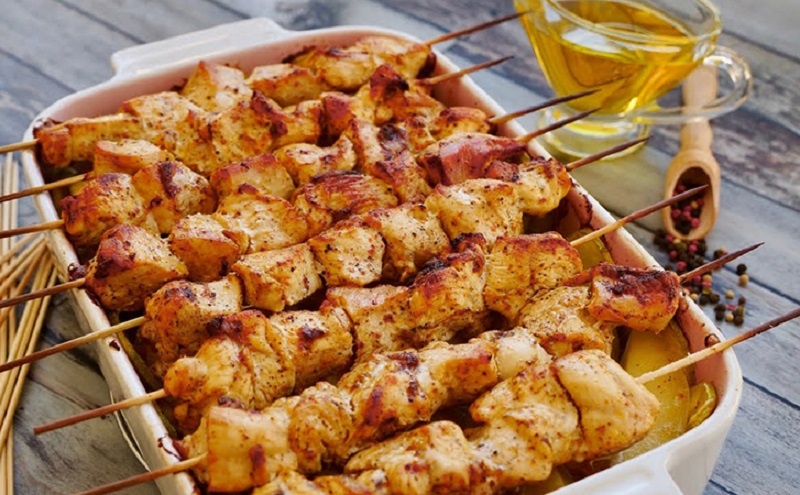 Ароматный шашлык и яркий гарнир в духовке: лёгкое мясное удовольствие без лишних хлопот