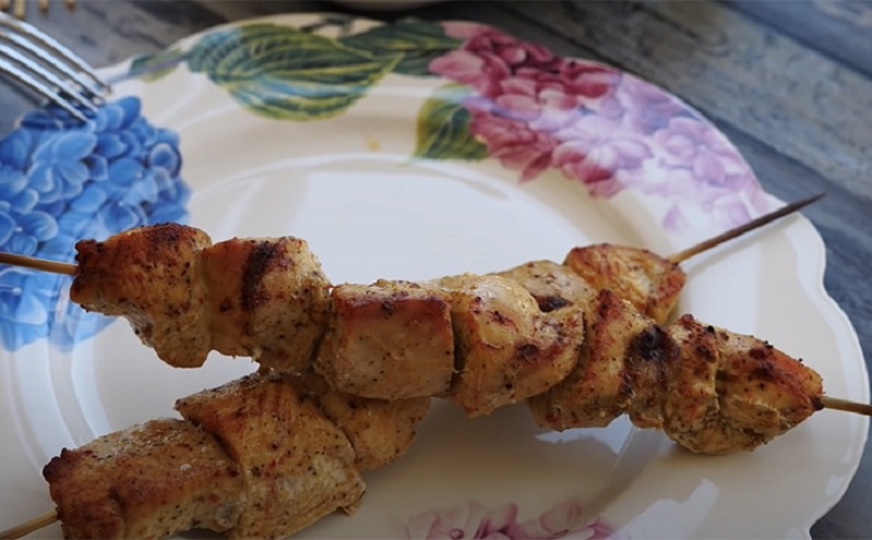 Ароматный шашлык и яркий гарнир в духовке: лёгкое мясное удовольствие без лишних хлопот