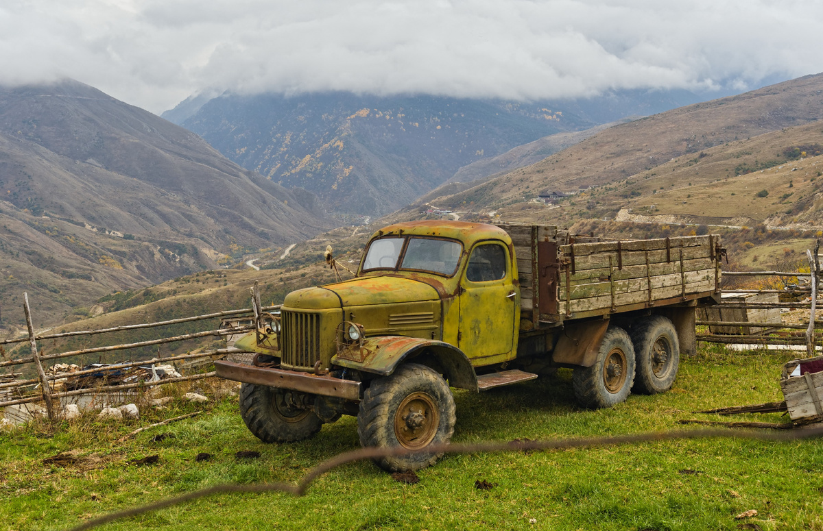 Вид на абхазские горы с советским грузовиком, едущим по дороге.