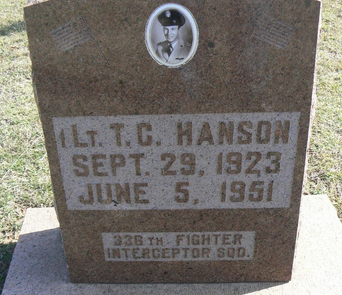 Надгробие 1-го лейтенанта Томаса Клэя Хэнсона, первого пилота F-86, погибшего в Корее (фото Harold N. Womble с сайта https://www.findagrave.com).
