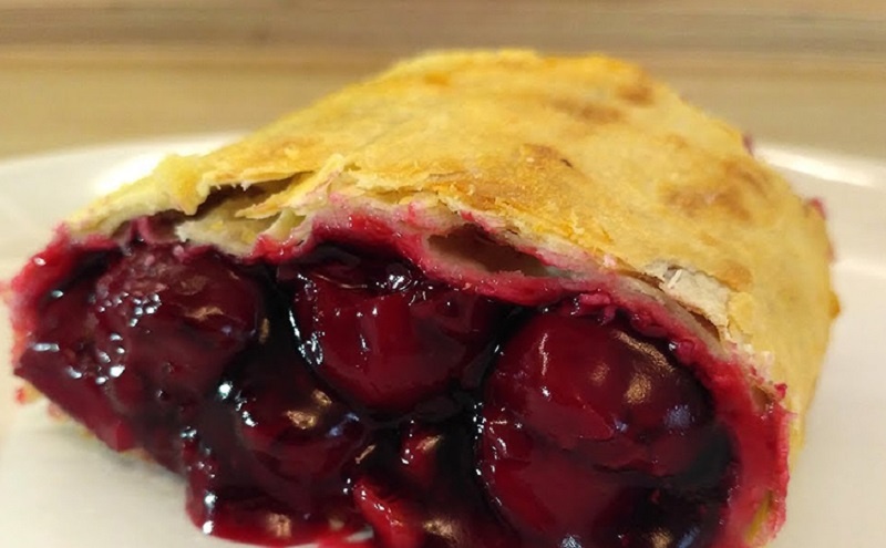 Вишнёвый штрудель из лаваша — пирог без хлопот и с удивительным вкусом