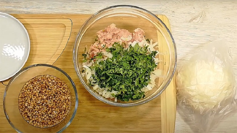 Голубцы без капусты: как приготовить сочные рулетики с фаршем и гречкой в нежном тесте  