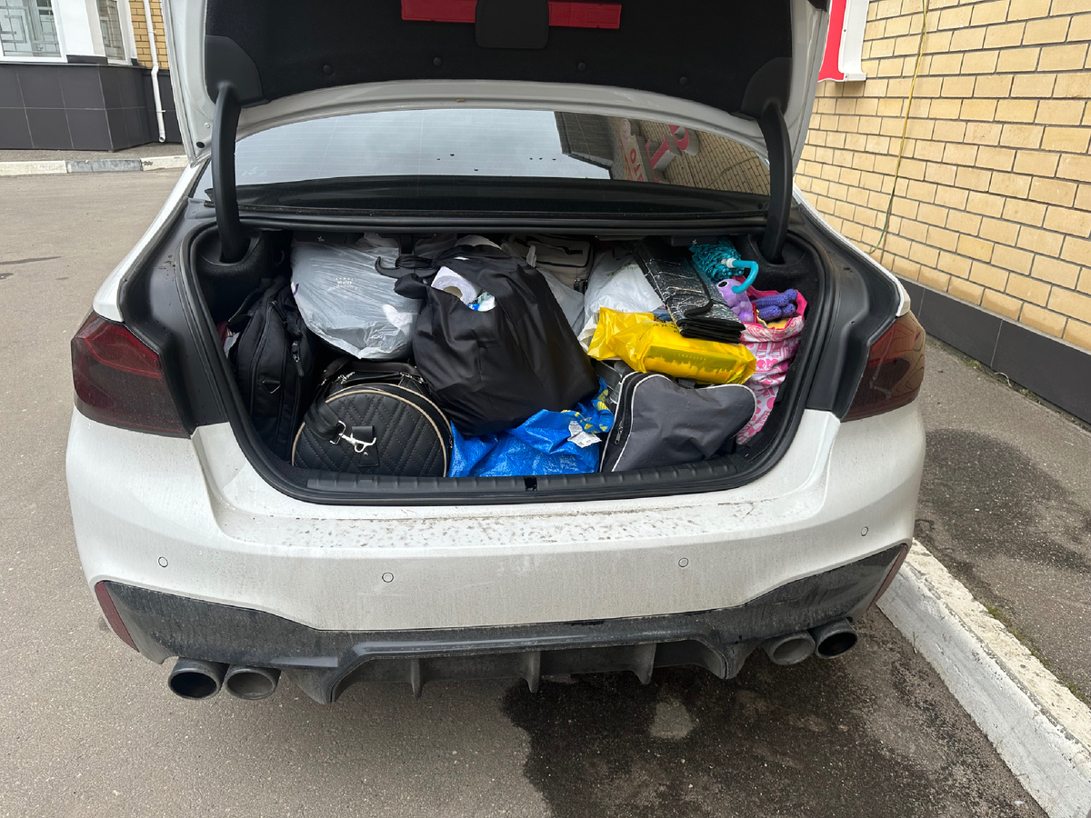 Вот так мы обычно путешествуем, багажник битком. Теперь багажник будет больше, хотя и этот был вместительный 