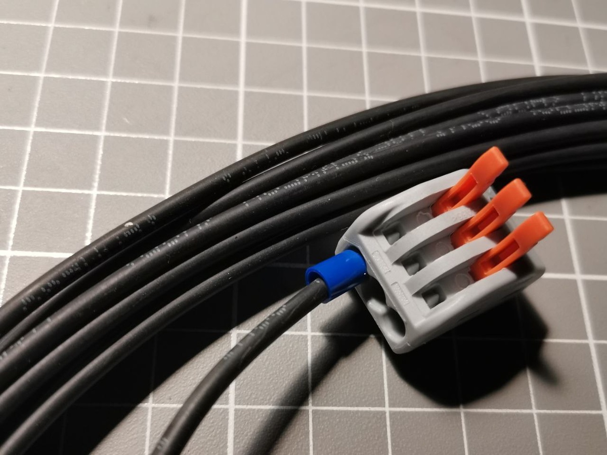 После обжатия изолированного кабельного наконечника на провод, он перестал залезать в клемму