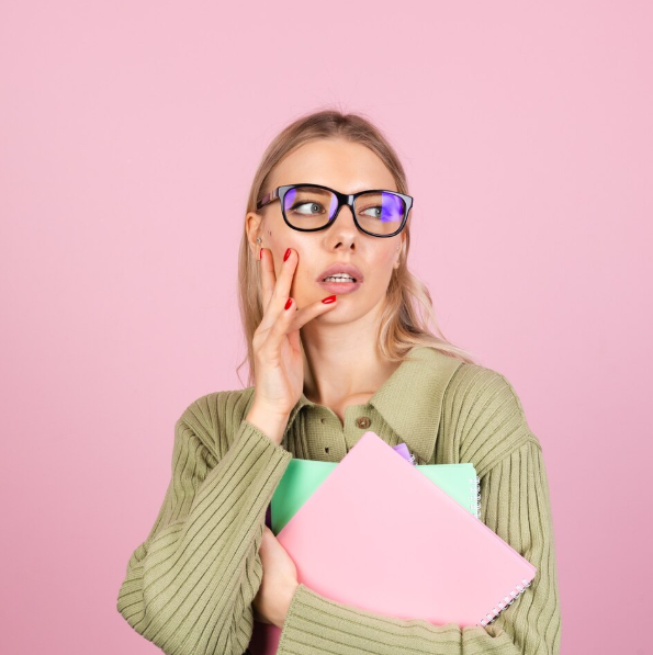 Источник изображения: freepik.com/free-photo/pretty-european-woman-casual-sweater-pink-wall_13996547.htm