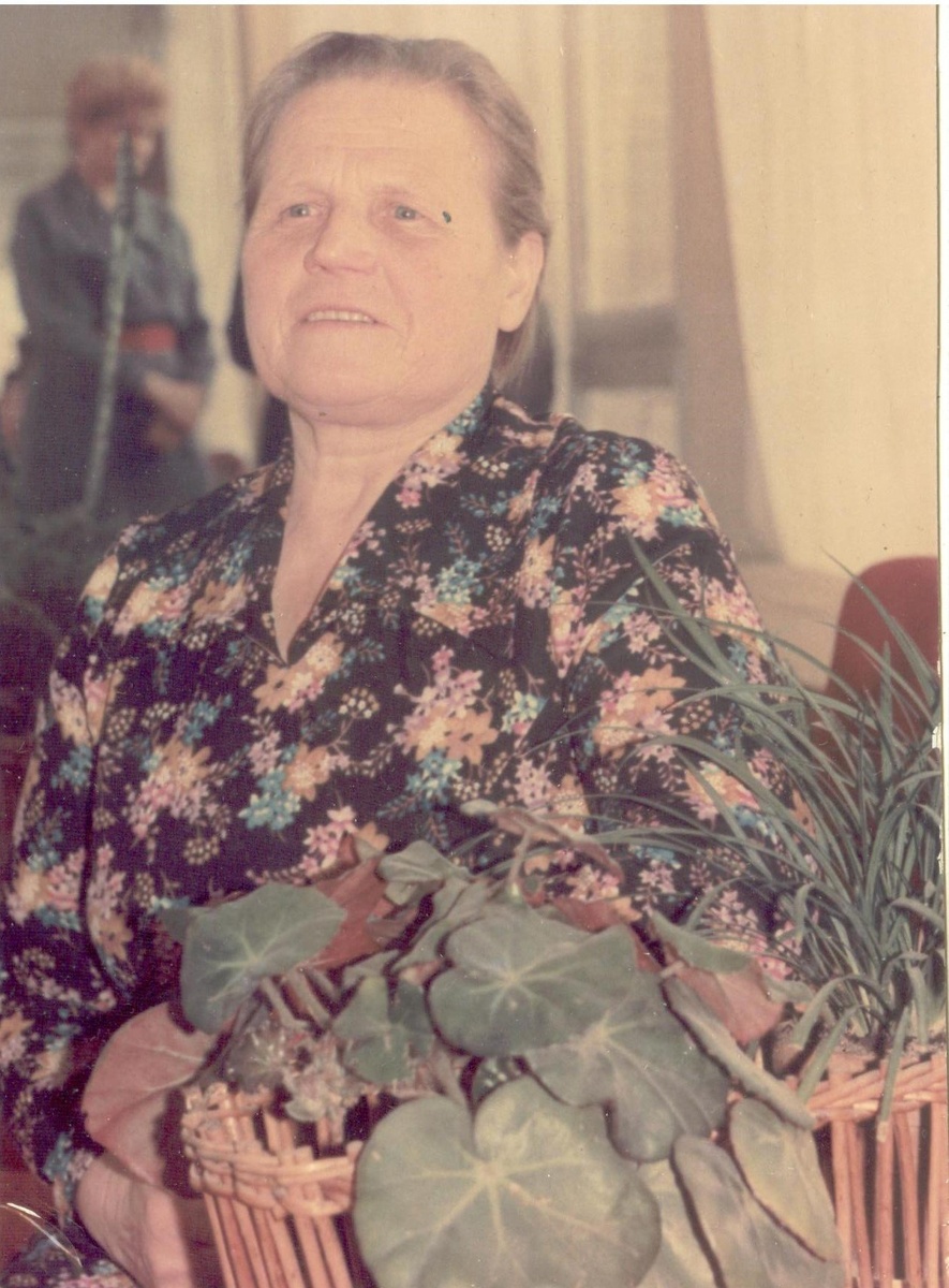 Усова (Роева) Клавдия Карповна, Отличник Народного Просвещения, мама троих детей,  пятерых внуков и пятерых правнуков. (14.10.1925-11.01.2002)