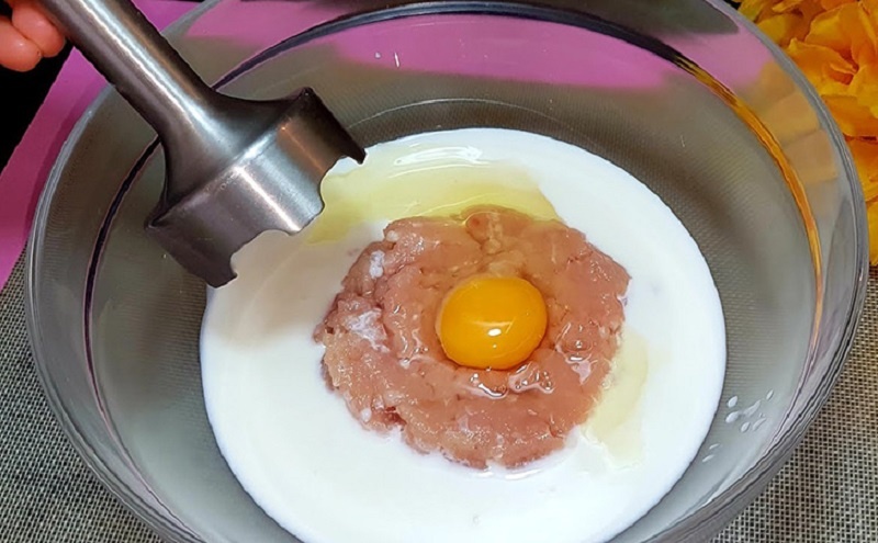 Вкусные оладьи из фарша и кефира за 10 минут: быстрая альтернатива котлетам