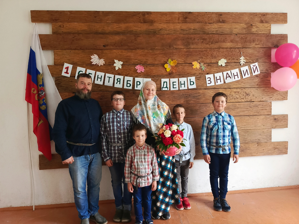 Наша семья на первое сентября (младшая с бабушкой осталась)