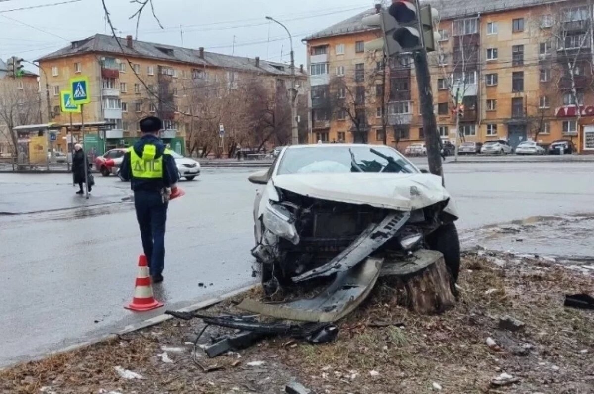    Женщина на Peugeot врезалась в иномарку и сбила пешехода в Екатеринбурге
