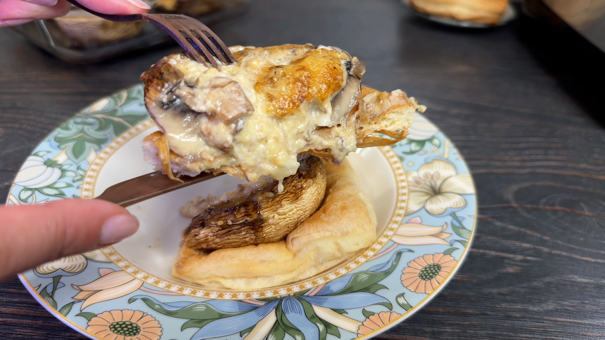 👆В галерее выше — фото пошагового рецепта. Стоп‑кадры из ролика «Запеченные грибы с сыром в духовке...». © Елена Хотемлянская (автор Бивака)