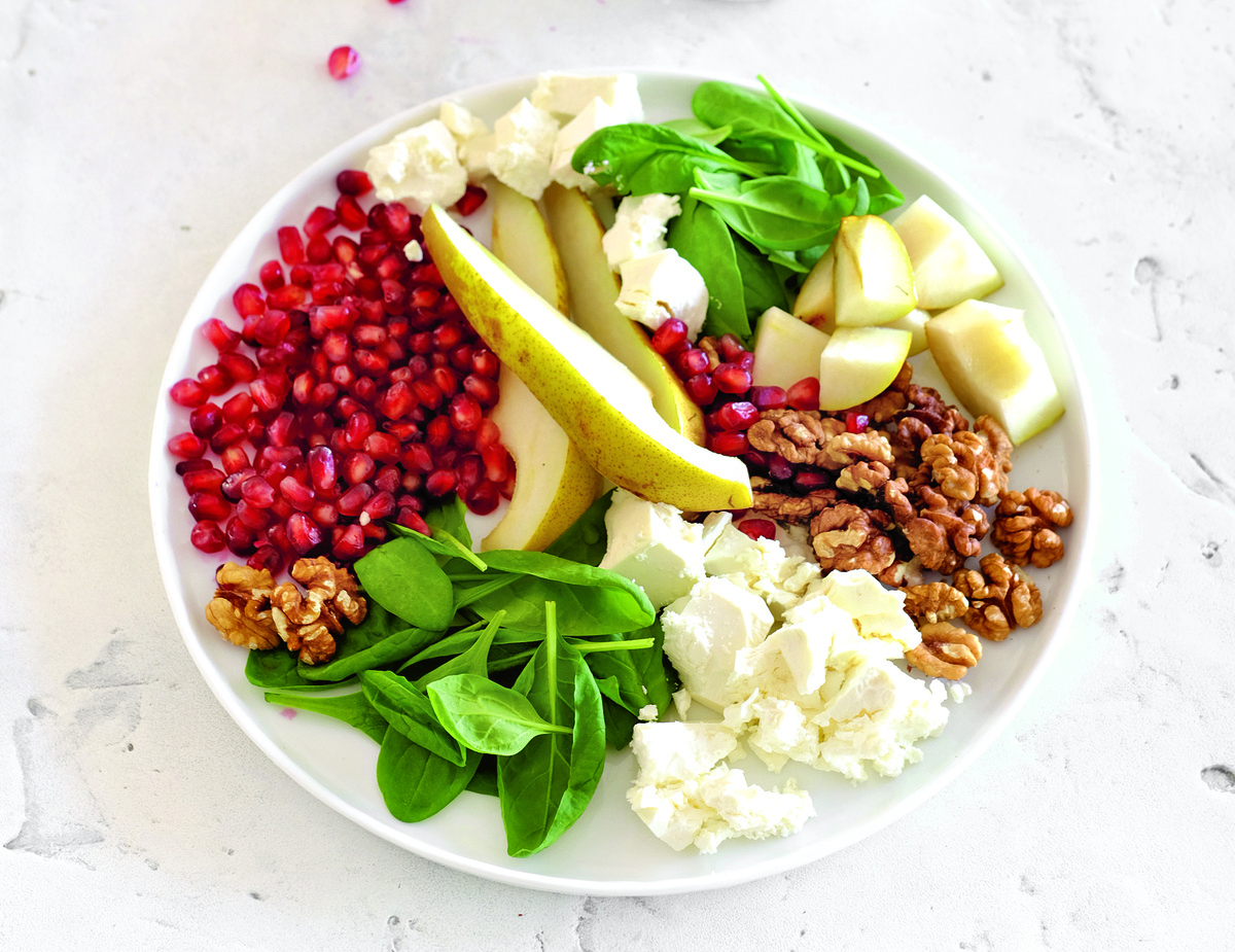 Салат из шпината, груши, феты и граната с апельсиновым соусом