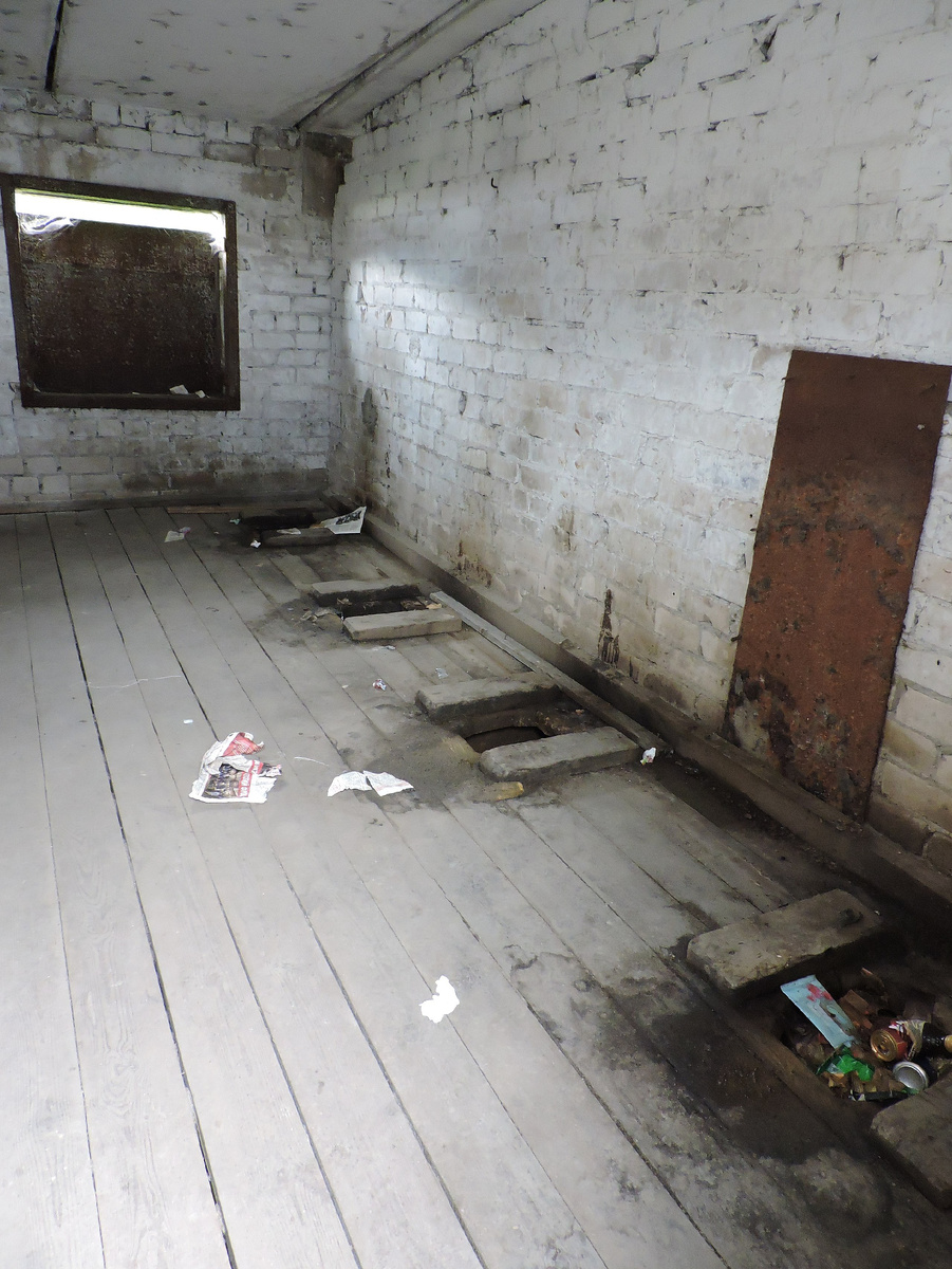 Общественный туалет прямого падения