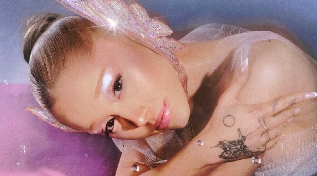     Ариана Гранде / Фото: соцсети R.E.M. Beauty, бренда Арианы Гранде