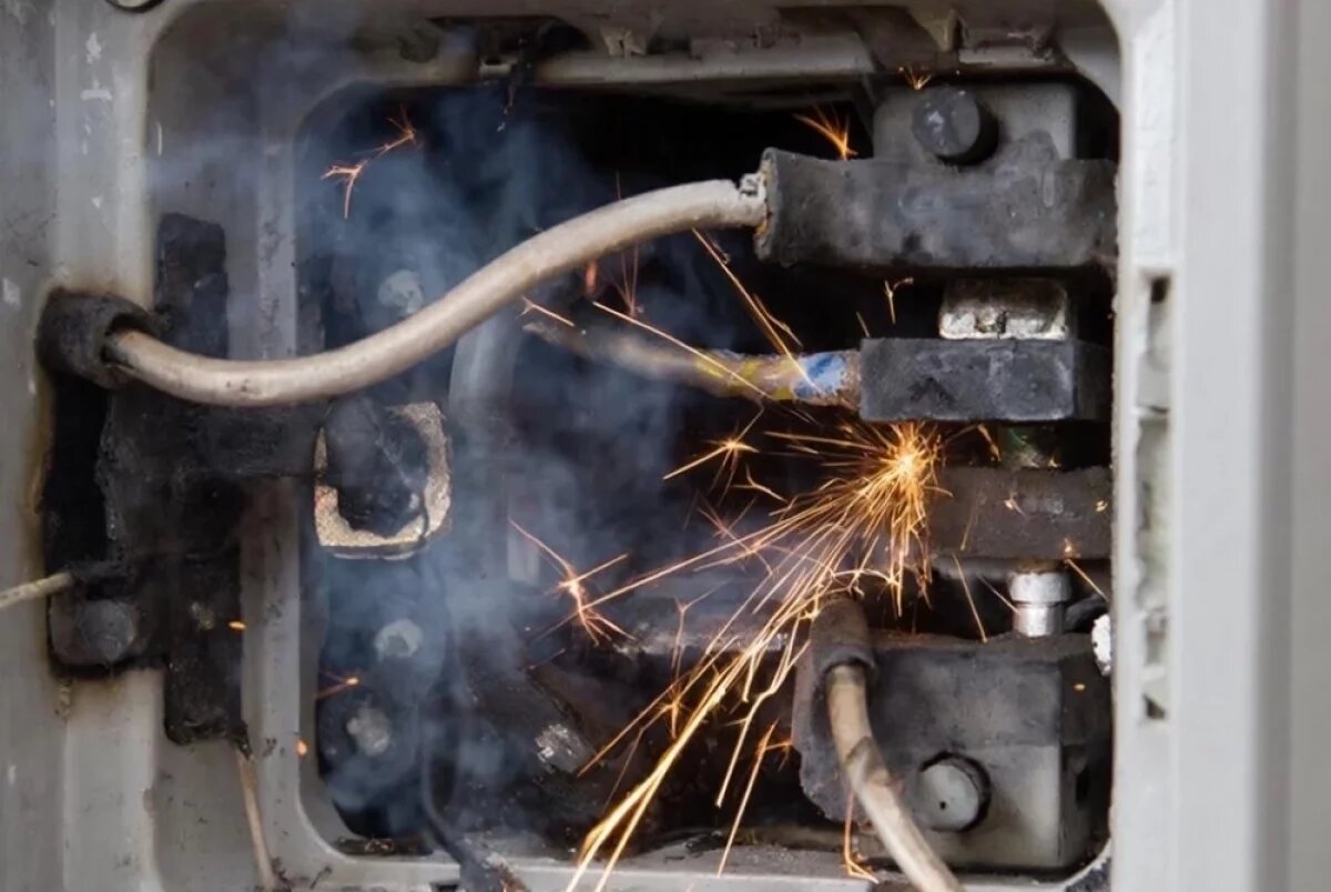    Пожарные напомнили тюменцам, что приводит к короткому замыканию