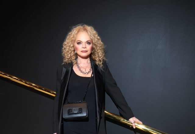    Лариса Долина