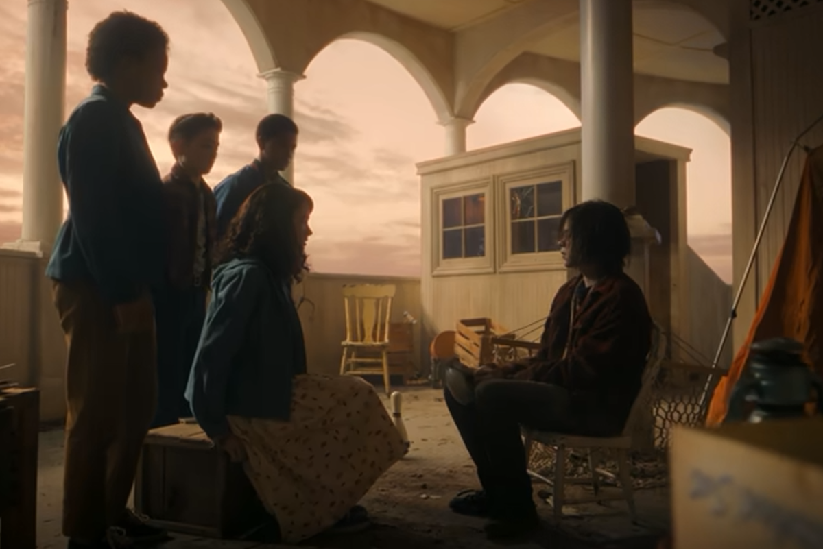 «Он кормится по ночам, а днем спит. Я просто выжидал, а потом сбежал». Принтскрин с видео