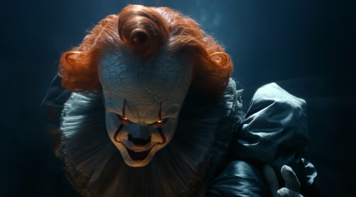 «Все тоннели под землей идут, детей никогда не найду. Вы от меня не скроетесь, детишки!». Принтскрин с видео. Билл Скарсгард в роли Пеннивайза