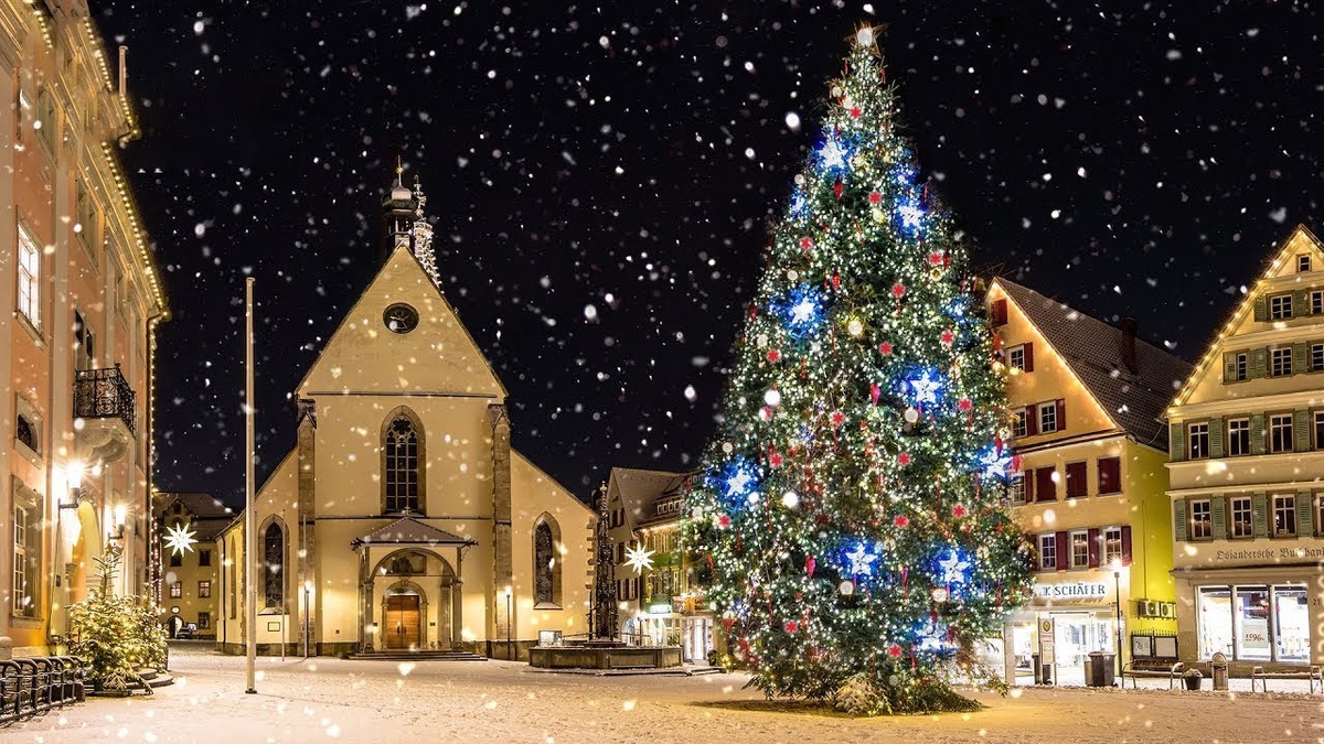 Новогодняя ёлка на улице. Источник: Яндекс. Картинки