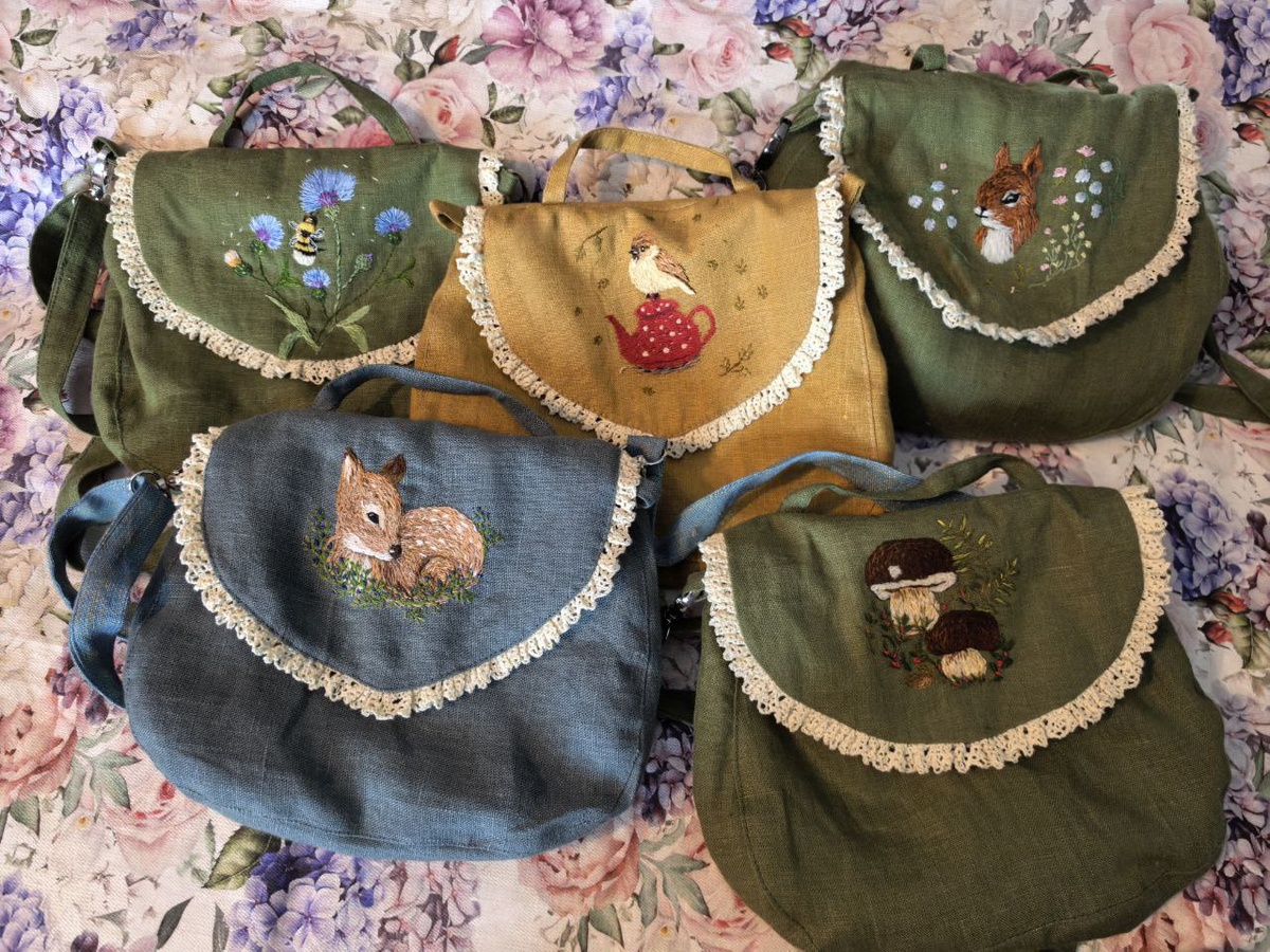 Хорошая знакомая шьет сама эко-сумочки и всю семью одевает в лён, крапиву, коноплю.. Пора задуматься над уникальностью, экологичностью...