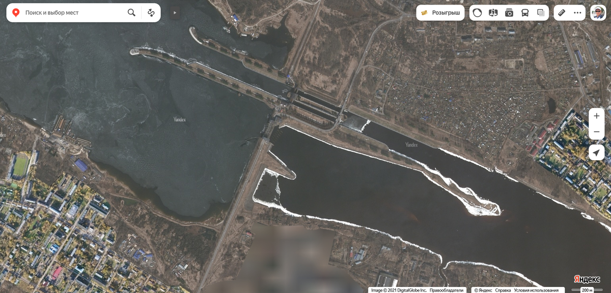 Водосбросная плотина и шлюзы Рыбинской ГЭС на Волге со спутниковых снимков Яндекс. Карт