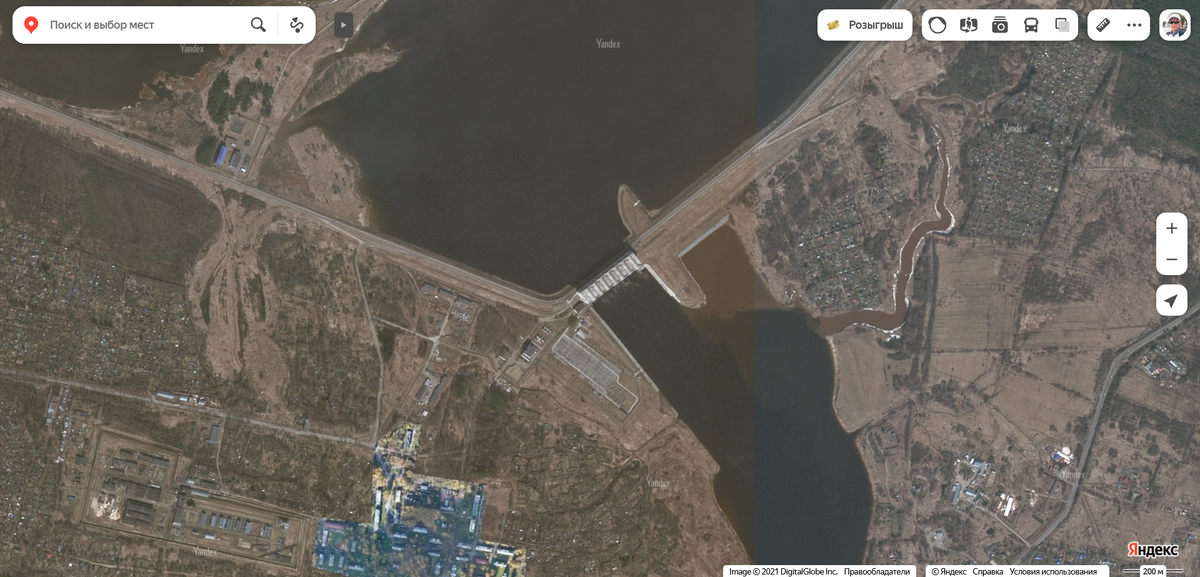 Здание машинного зала Рыбинской ГЭС на Шексне со спутниковых снимков Яндекс. Карт