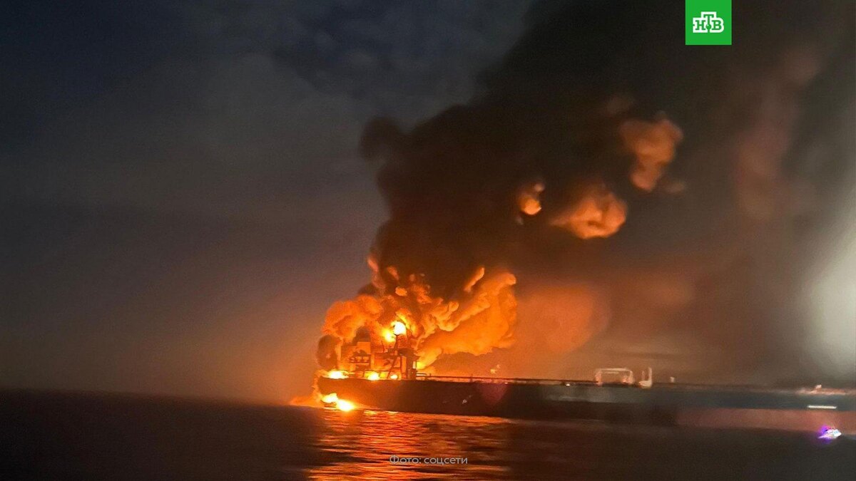    Турецкие СМИ показали кадры тушения танкера в Чёрном море