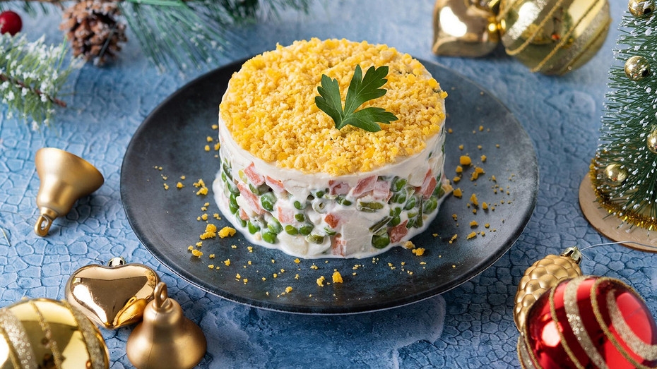 Салаты из консервов для новогоднего стола: 15 простых и вкусных вариантов