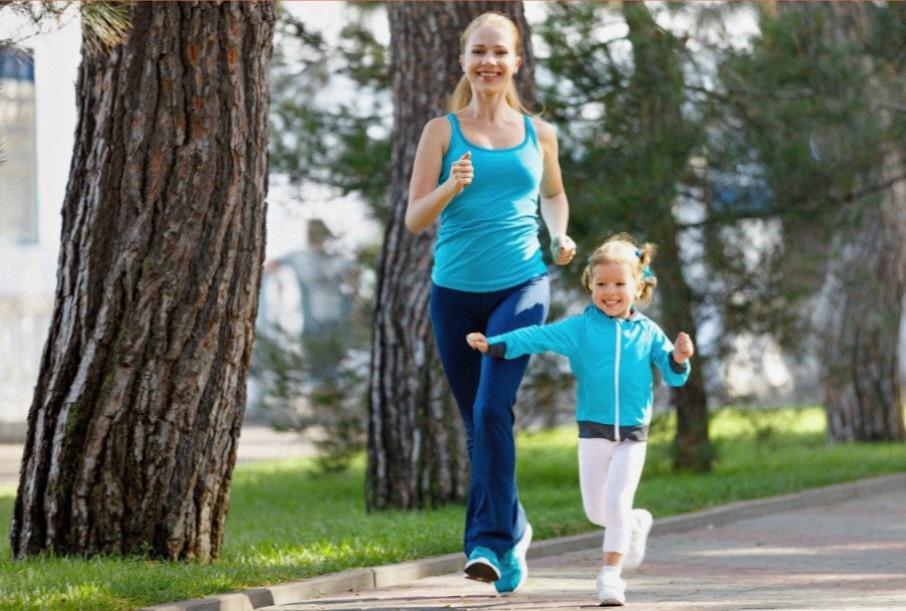 Фото взято из открытых источников. Мама с дочкей занимаются спортом.