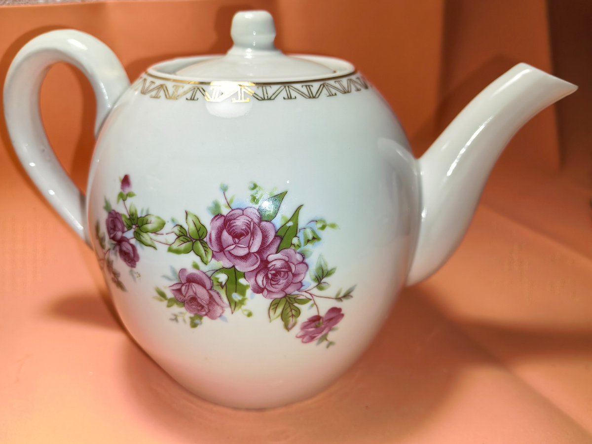 Это большой чайник завода Песочное с золотой отводкой, которая хорошо сохранилась как и рисунок.