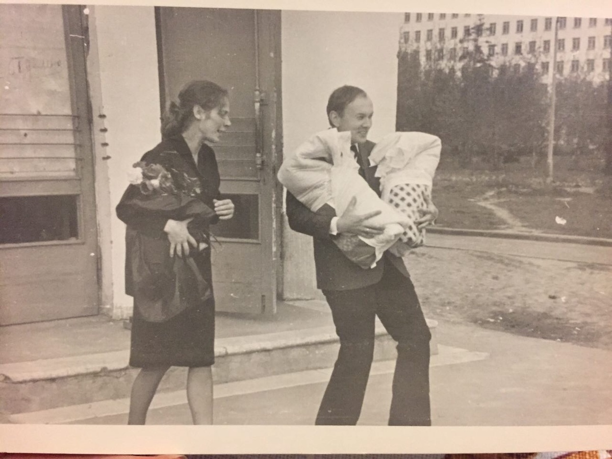 Мама с отцом у роддома и я с сестрой-двойняшкой. 1 мая: МИР-ТРУД-МАЙ