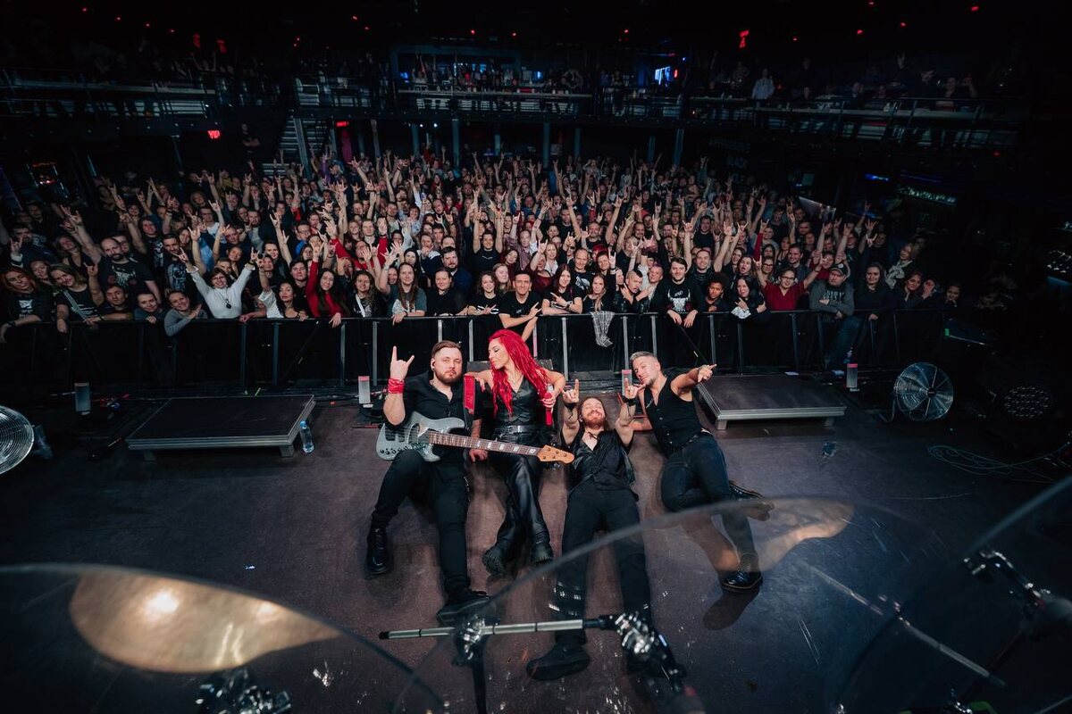 Группа Lascala, мы с подругой у забора в конце справа