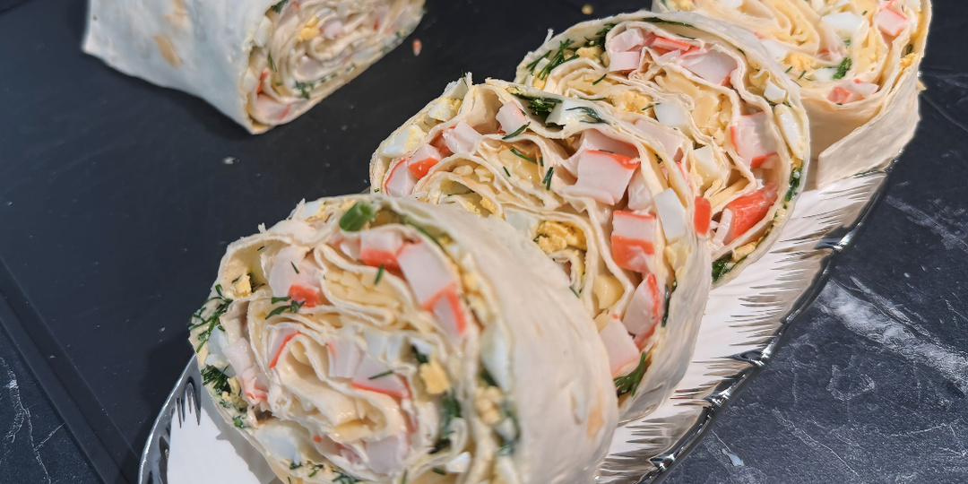 Рулет из лаваша с крабовыми палочками для новогоднего стола.