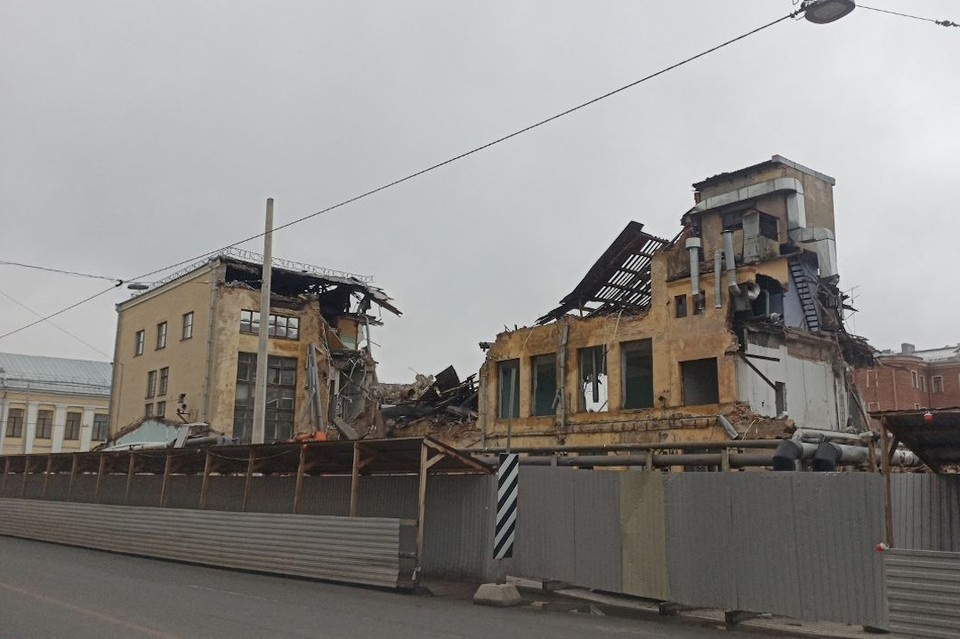    Градозащитники сообщили о возобновлении сноса фабрики-кухни ЛСПО в Петербурге. Фото: t.me/sos_spb_snos