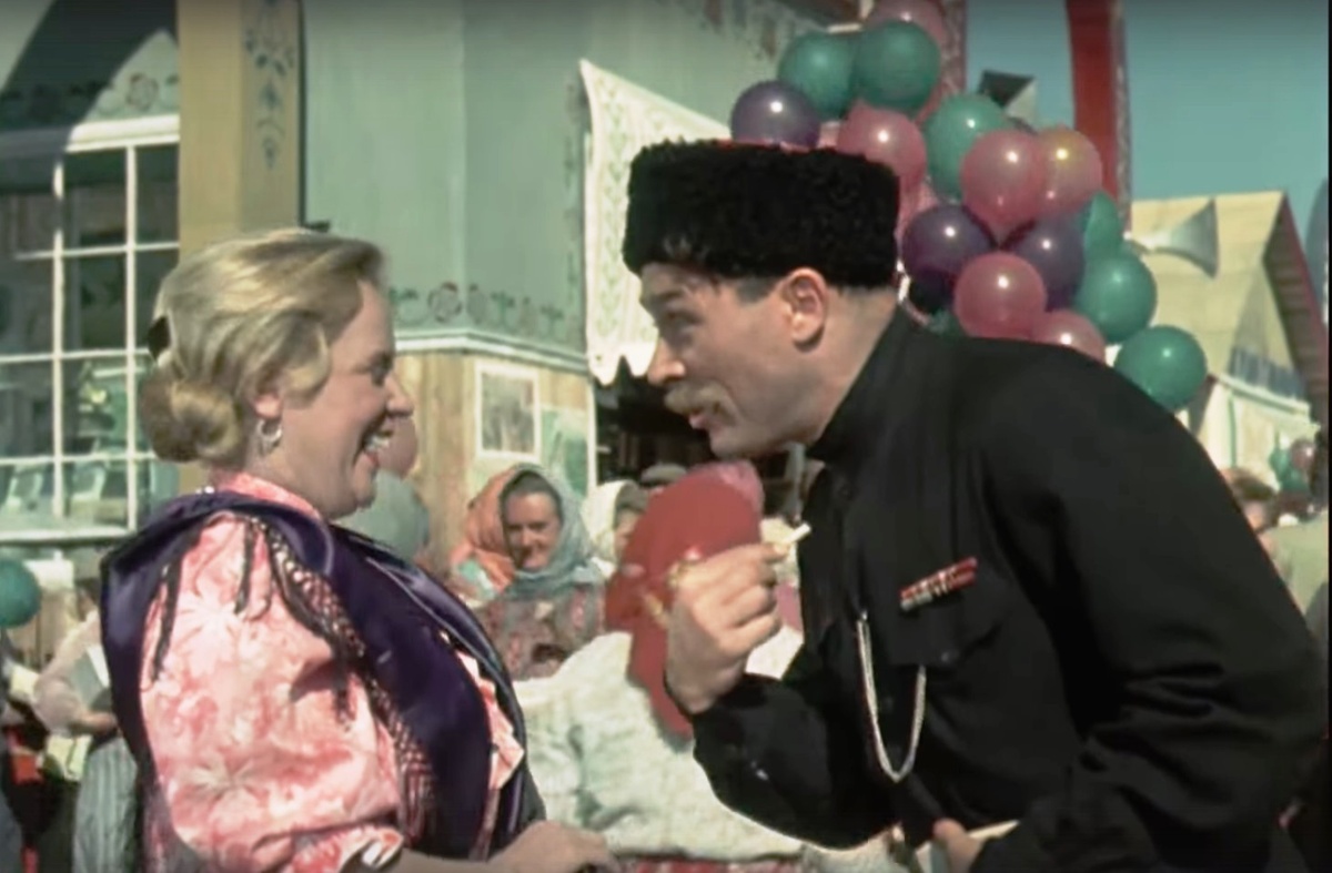 Скриншот автора. Фильм "Кубанские казаки". В этом фильме много смеха и лучезарных улыбок.
