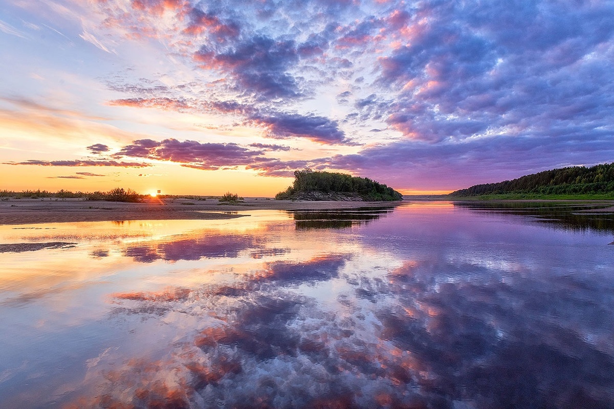 Закат на реке Ёрге. Фото Елены БЕЛОЗОРОВОЙ.   