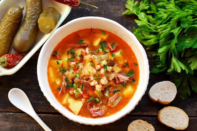 Рассольник с говядиной и перловкой с солеными огурцами