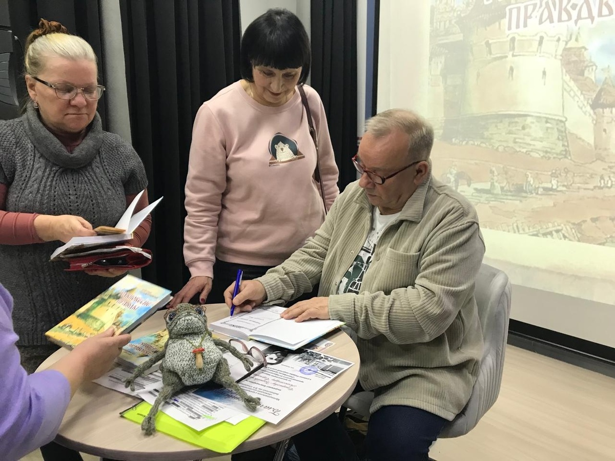 Исторический момент: в моих руках — роман «Равновесие правды» с автографом Александра Старкова-Борковского! Теперь это не просто книга, а маленький трофей в моей библиотеке.