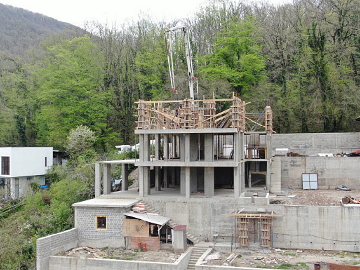 Крутые склоны и нестандартная геология - отягчающие факторы строительства в Сочи