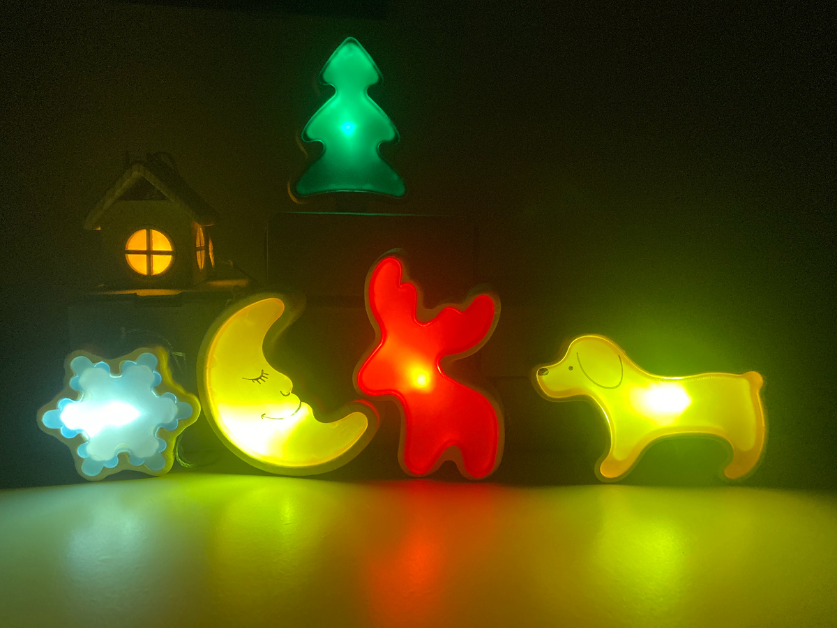 Недавно успела обменять накопленные городские баллы на портале "Миллион призов" на такие симпатичные светильники (фонарики-ночники светодиоидные) в виде: домика, елочки, собачки-лабрадора, оленя, снежинки и луны. Денежные средства, собранные от пользователей портала за заказы таких вещич, пойдут на благотворительность