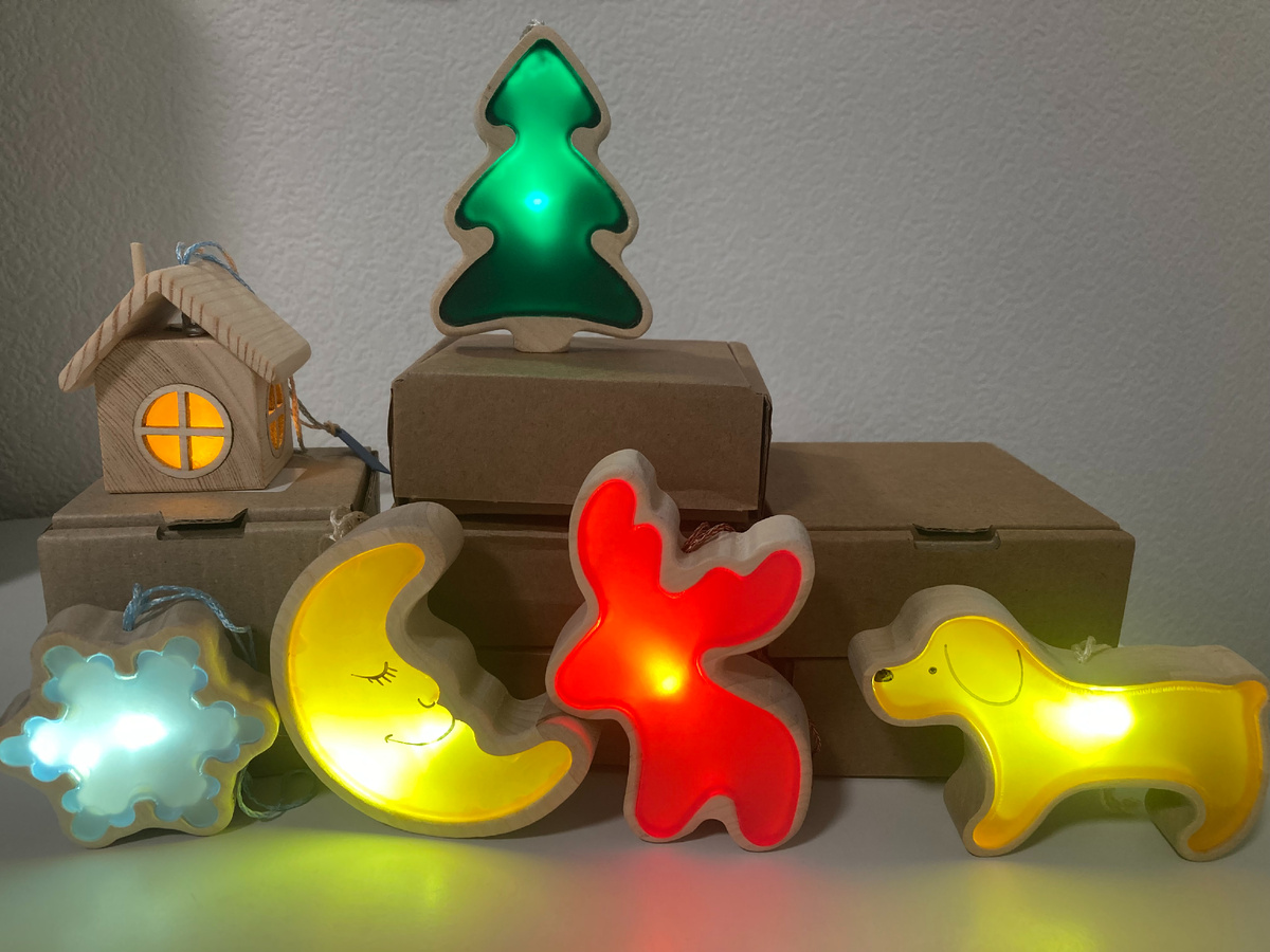 Так данные светильники выглядят воочию в дневном свете, изготовлены из дерева, работают на круглой батарейке 3V, их можно повесить на елку или поставить под нее