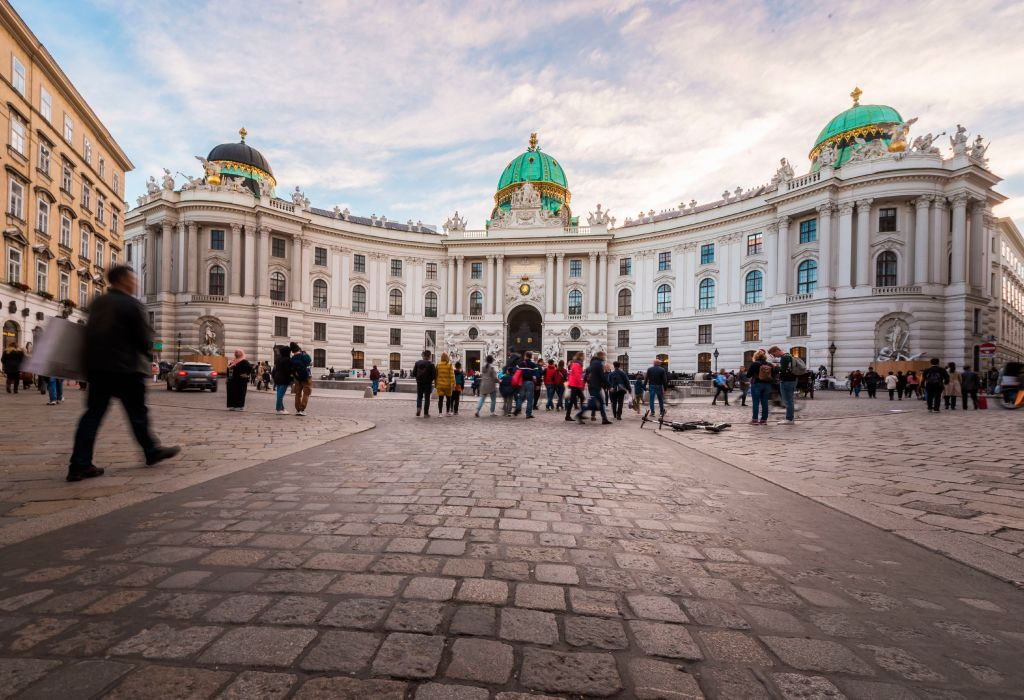Австрия, Вена, площадь Михаэлерплац, вид на венский дворцовый комплекс Хофбург. (Фото: Education Images/Universal Images Group via Getty Images)