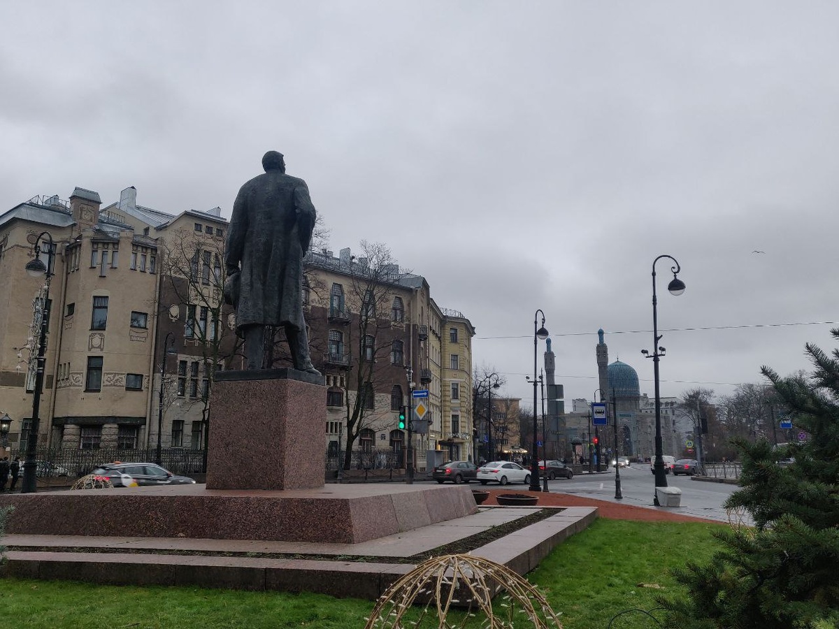 Санкт-Петербург, памятник М. Горький, фото автора 30.11. 2025 г. (фильтры на фото не применялись, время 13.30)