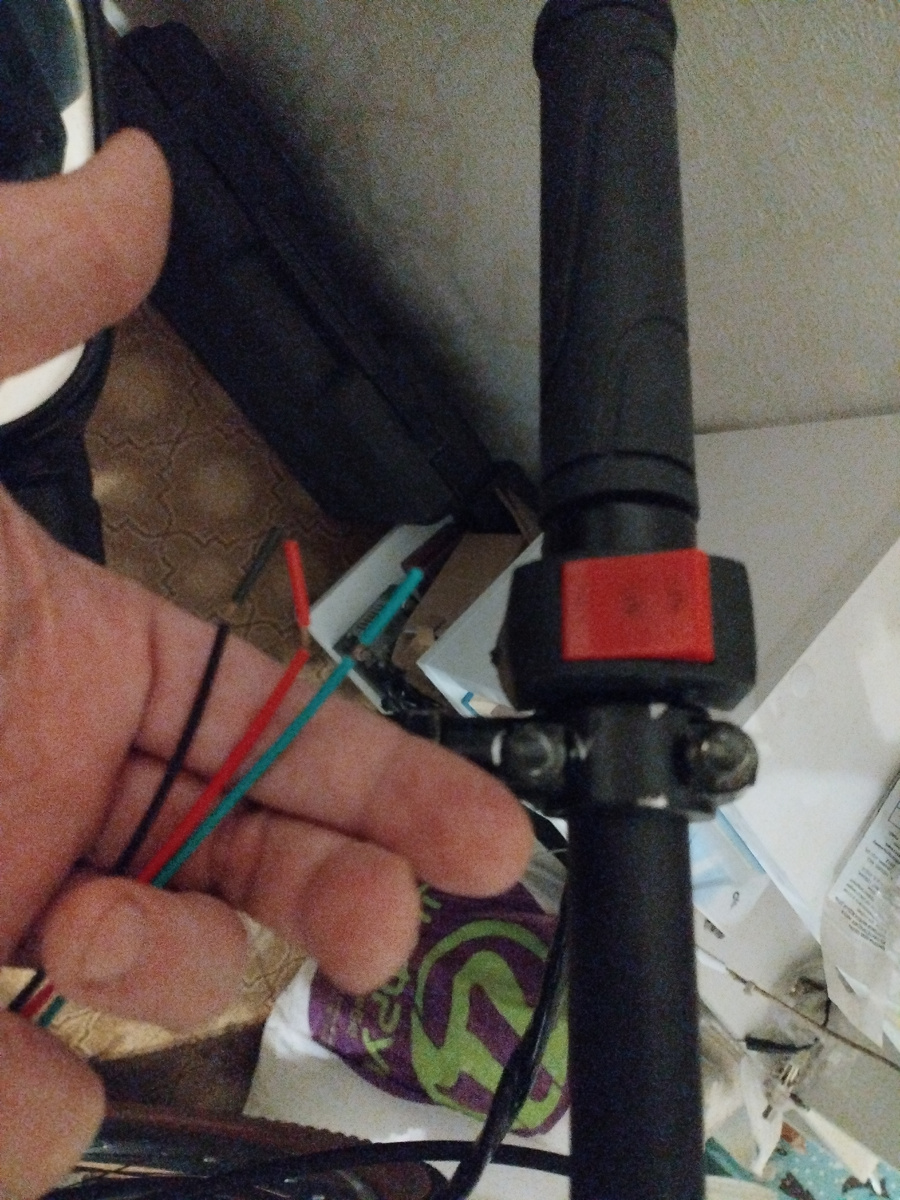 Кнопка с проводами