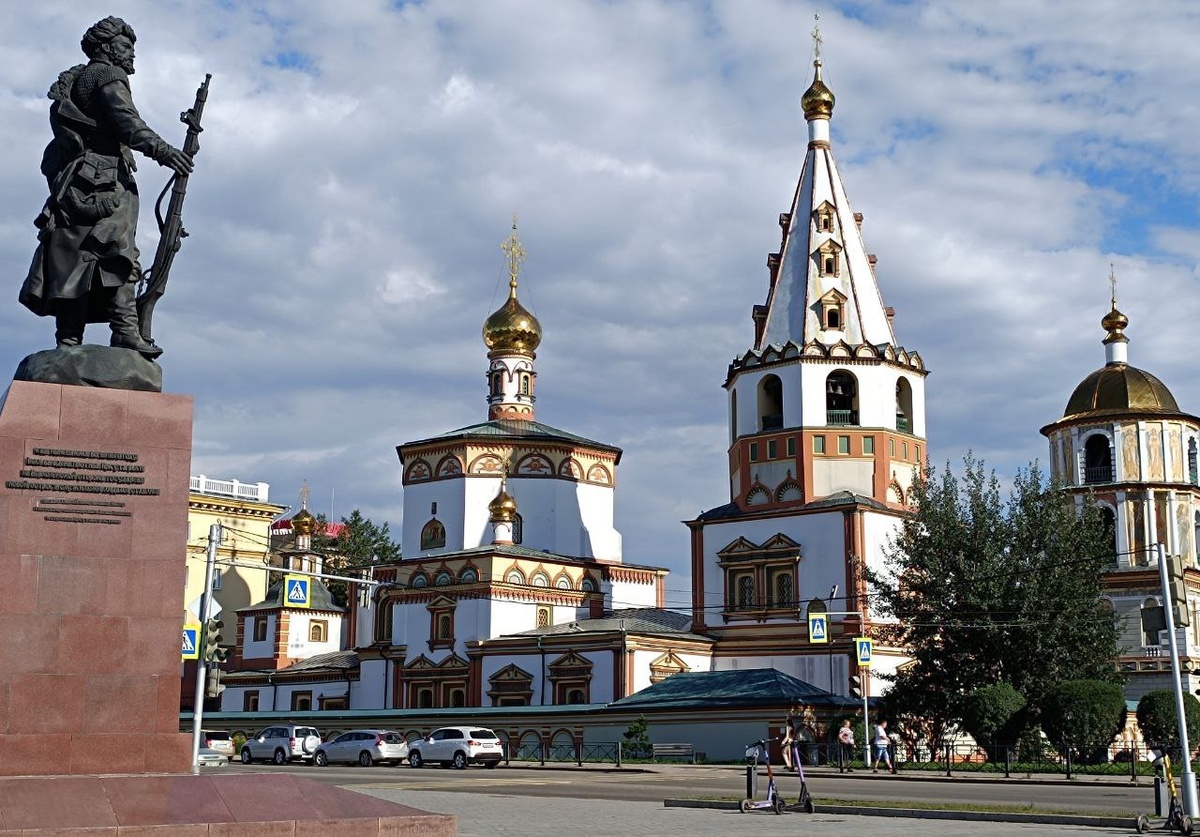 Памятник Якову Похабову и Богоявленский собор