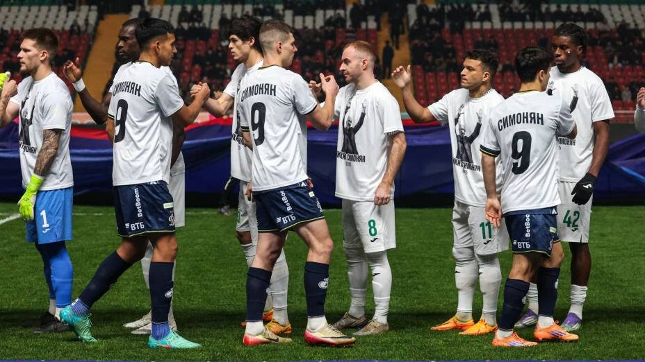    Футболисты «Ахмата» и «Динамо» в память о Никите Симоняне вышла на поле в футболках с портретами легендарного футболиста. Фото: Соцсети ФК «Ахмат»