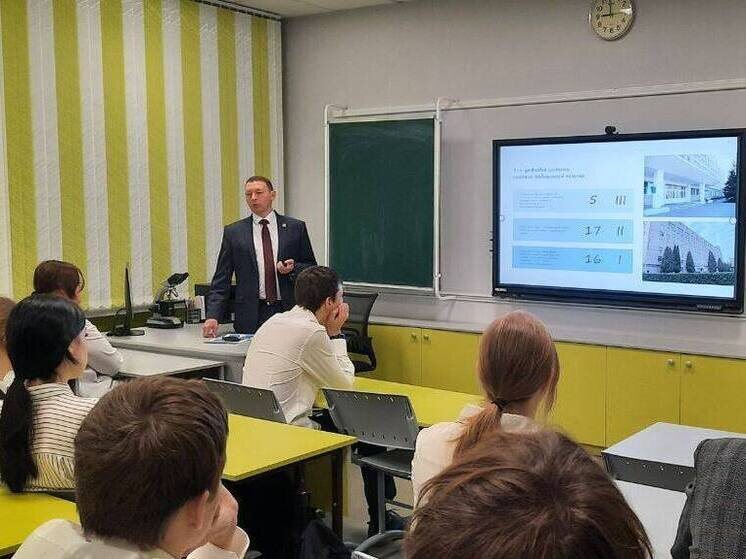     Ребята 10-11 классов школы №13 Великого Новгорода окунулись в будни врачей. Фото: пресс-служба Миздрава Новгородской области