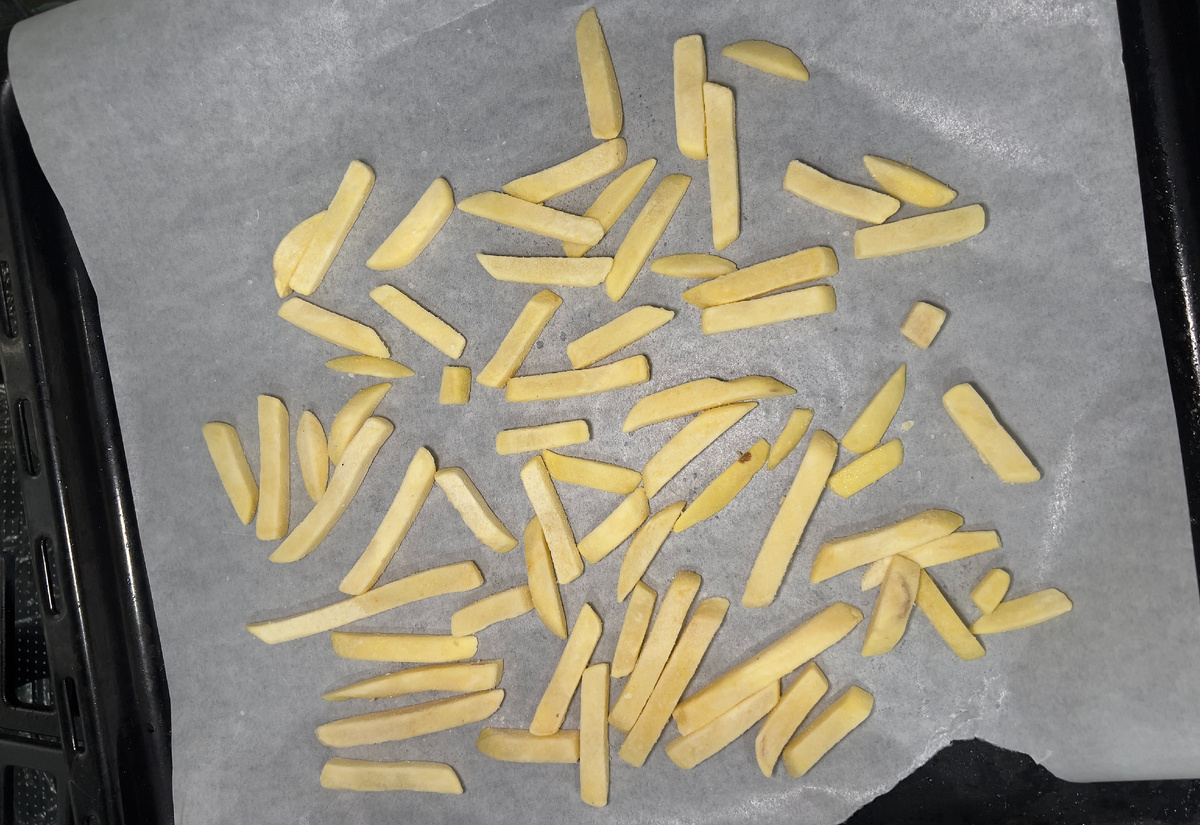 Замороженный картофель фри перед духовкой