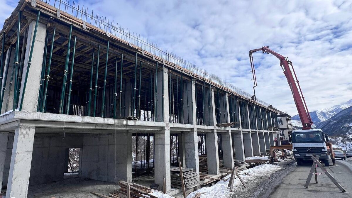 Монолитное строительство в горном кластере существенно отличается строительства на равнинах и уж тем более в других регионах